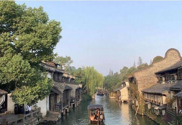 2017年，中國數(shù)字經(jīng)濟總量達(dá)27.2萬億元，數(shù)字經(jīng)濟對GDP增長貢獻(xiàn)率達(dá)55%