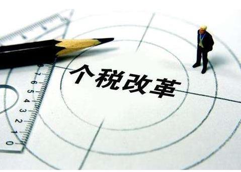11月份，全國一般公共預(yù)算收入10775億元，同比下降5.4%，支出16431億元，同比下降0.8%??