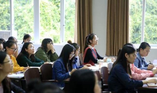 2018年全國(guó)共有普通高等學(xué)校2663所，各種形式的高等教育在學(xué)總規(guī)模為3833萬(wàn)人